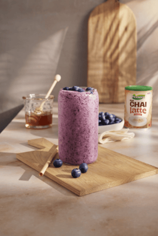 Iced spiced chai smoothie s lesním ovocem