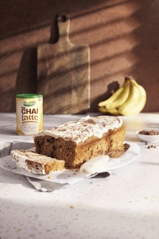Spiced Chai banánový chlebíček s Vanilla Chai polevou