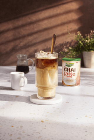 Spiced chai shakerato s javorovým sirupem